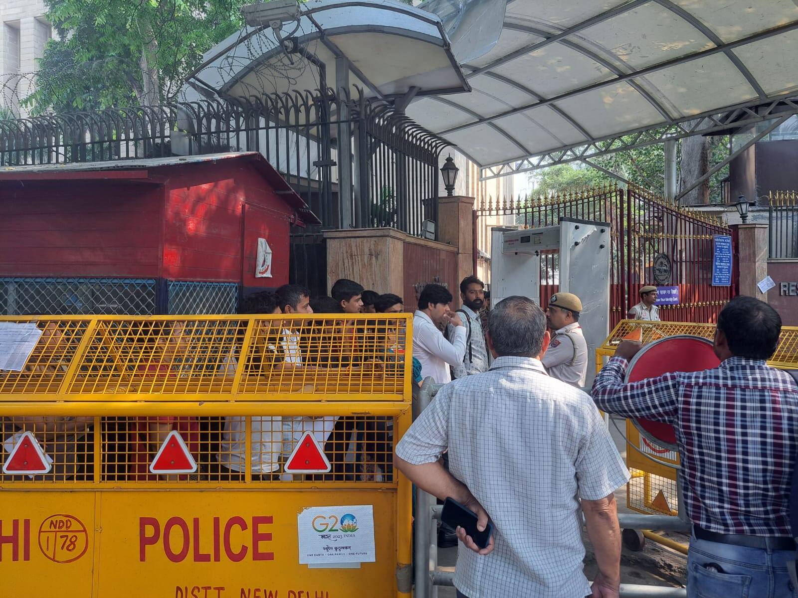 MC Investigation| Outside RBI’s Delhi office, middlemen seek Rs 400 cut to exchange Rs 2000 note