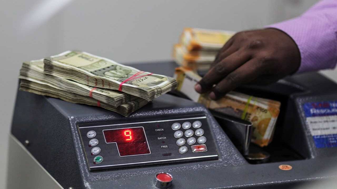 Traders puzzled why RBI spends billions fighting stronger Dollar