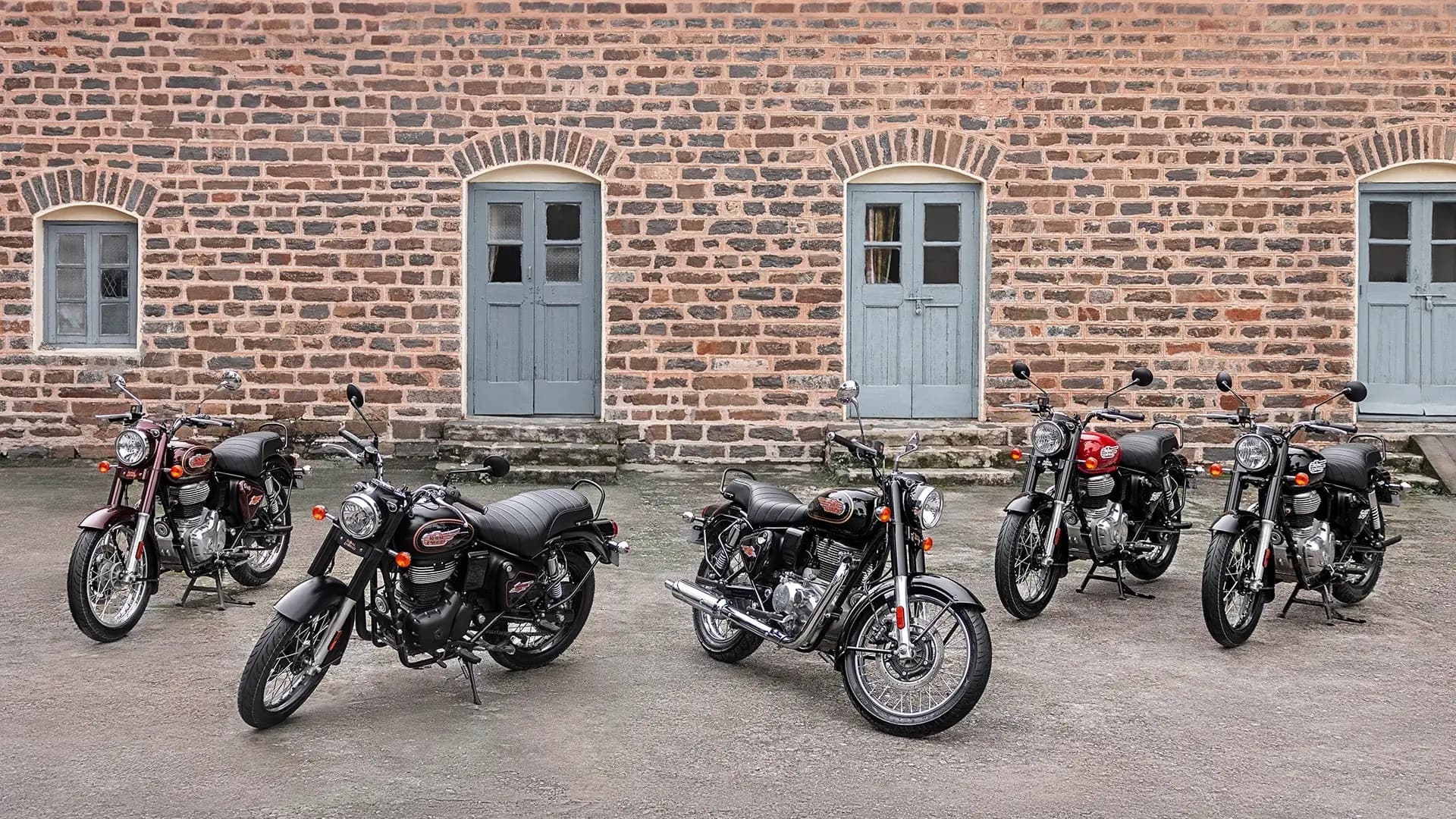  The most important change in the bike is its engine, which is now the same J-platform unit seen on the Meteor 350 and the Classic 350. There’s a night-and-day difference between this and the old Unit Construction Engine, which feels like it’s from another planet when it comes to... well, everything, really. 