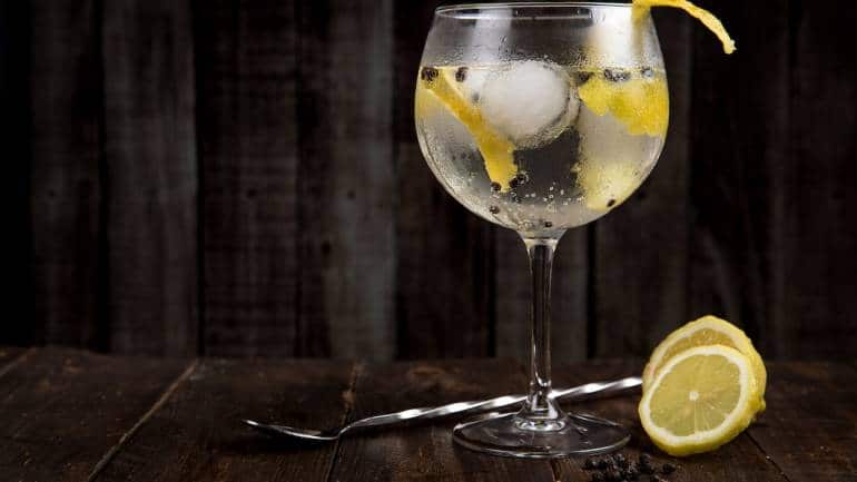 Gin and tonic (Photo by Toni Cuenca via Pexels)