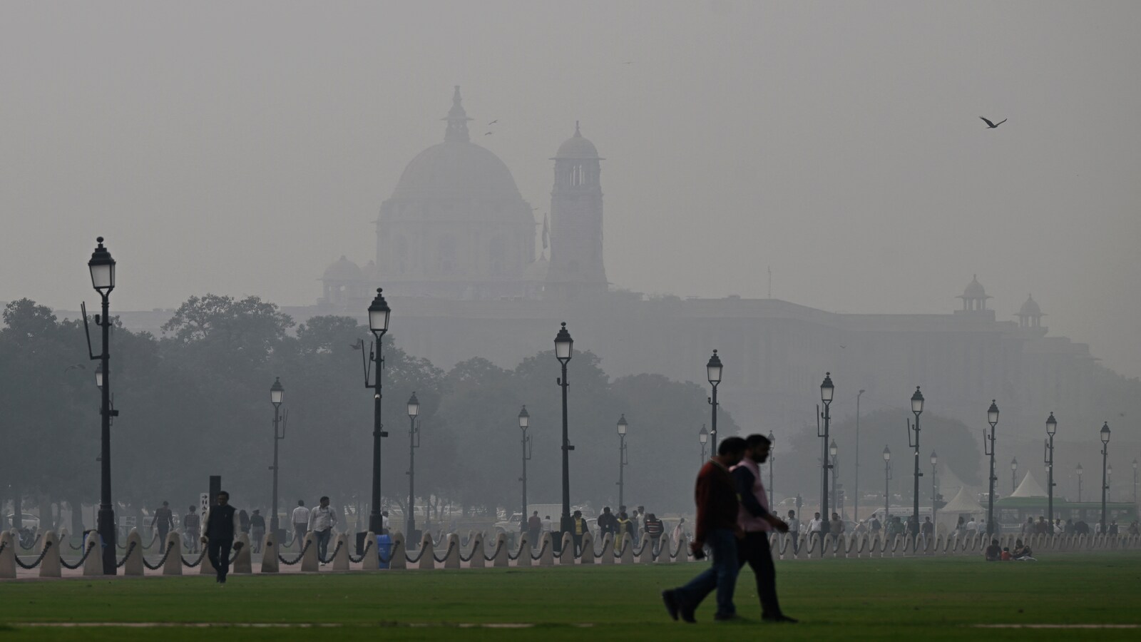 Delhi's air quality deteriorates, Anand Vihar reaches 'severe' pollution  levels