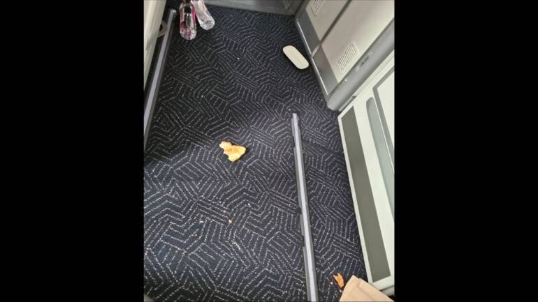 Minister shares pic of food and garbage on floor of Vistara aircraft. Airline's response - Vimarsana News