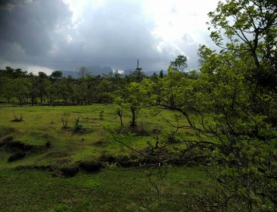 Igatpuri small town perched in the Sahayadri hills makes for a perfect mini vacation from Mumbai. (Photo: Wikimedia Commons)