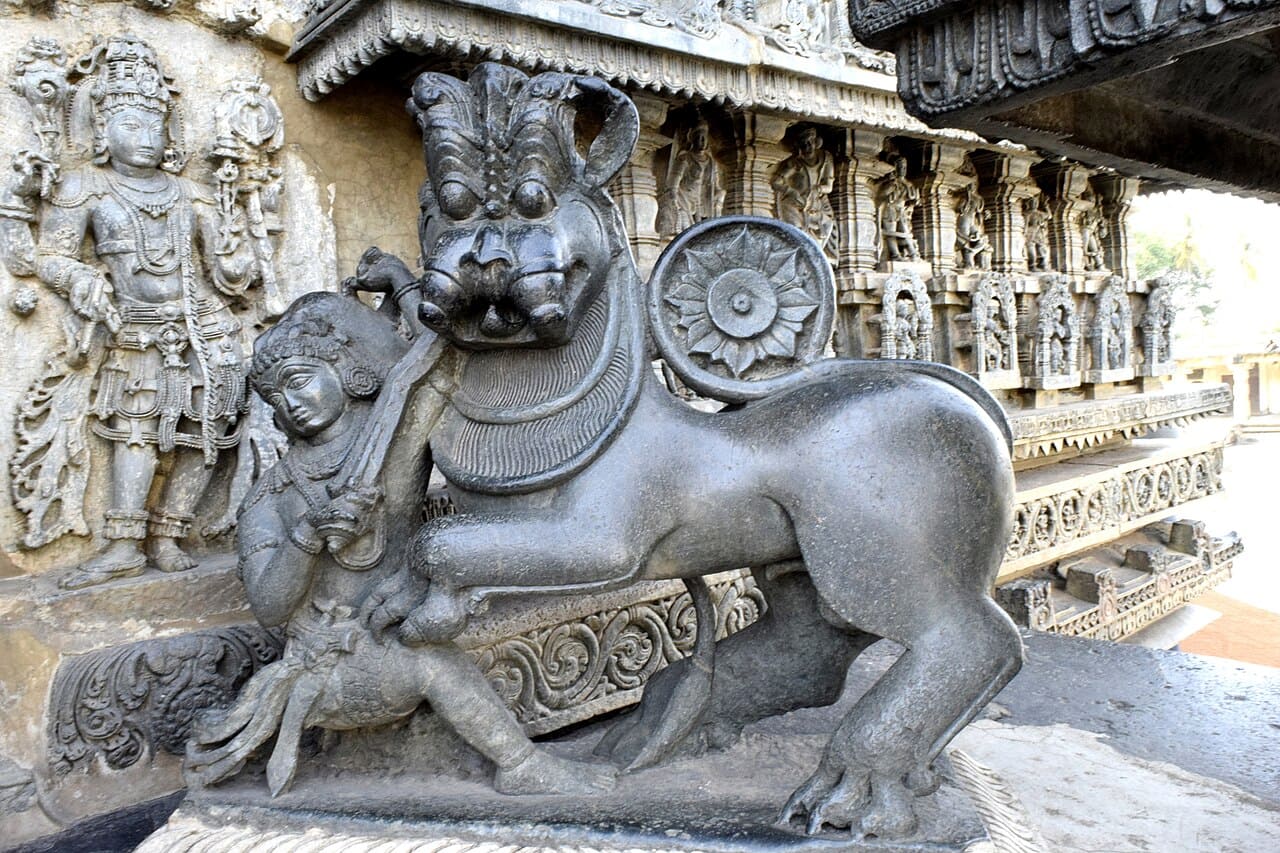 Yali or Yazhi statue at Kesava Temple. With the head of a lion, tusks of an elephant, and tail of a serpent, Yazhi is a composite creature, a chimera with many variations like Ashva Vyala (horse head) and Gaja Vyala (elephant head). (Photo by Vasukrishnan57 via Wikimedia Commons 4.0)