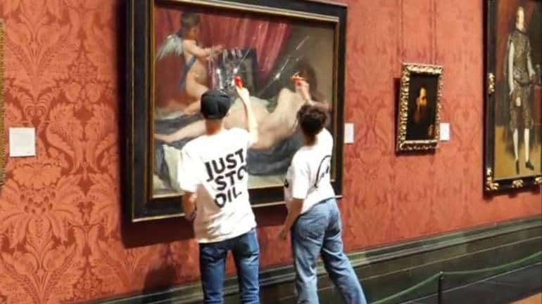 'Just Stop Oil' protestors target 'Rokeby Venus' painting, smash glass with hammer. Video - Vimarsana News