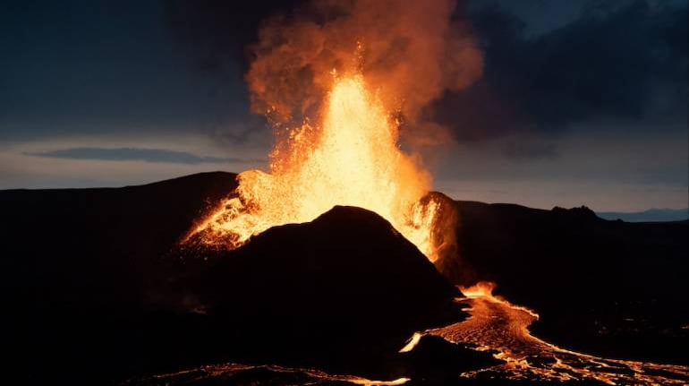 Iceland declares state of emergency after 800 earthquakes, threat of ...