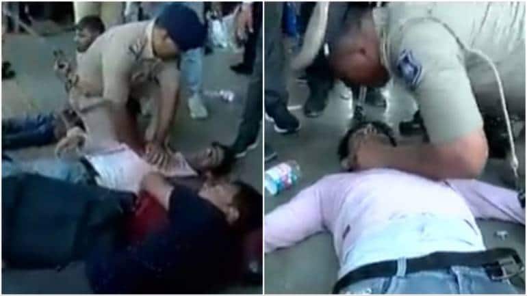 Surat stampede: 1 dead, several injured, police perform CPR on passengers who fainted - Vimarsana News