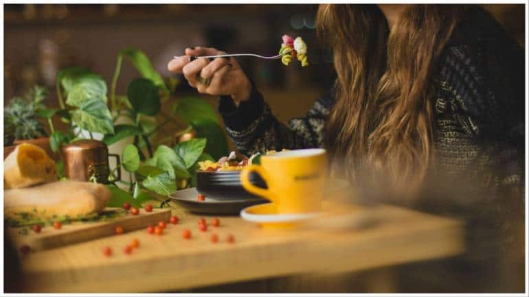 Woman put her own hair in food to score free meal, caught on restaurant CCTV - Vimarsana News