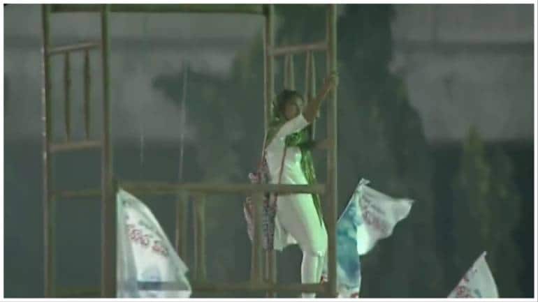 Woman climbs up light tower during PM Modi's rally in Secunderabad. Watch - Vimarsana News