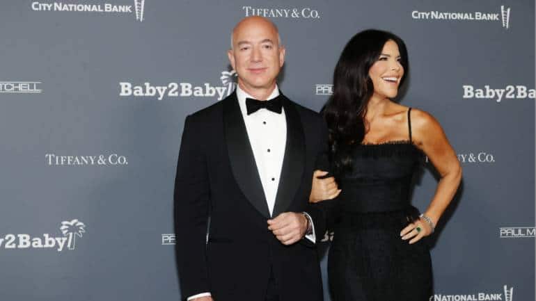 Revealed: How Jeff Bezos proposed to Lauren Sanchez with a massive pink diamond - Vimarsana News