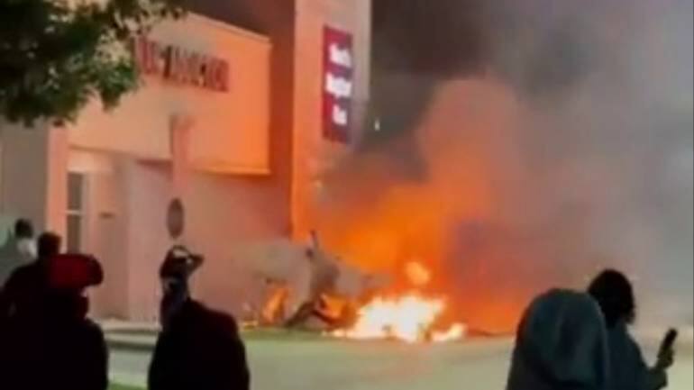 Small plane crashes, bursts into flames on the doorstep of Texas shopping centre - Vimarsana News