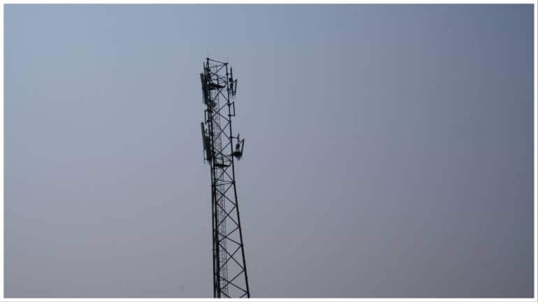 Woman, 20, climbs mobile tower, demands boyfriend to marry her - Vimarsana News