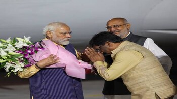 PM Narendra Modi being welcomed by Jharkhand Chief Minister Hemant Soren and others in Ranchi airport. (Image: ANI)