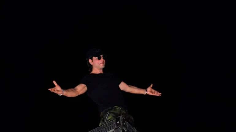SRK Congratulates His 300 Fans As They Set A World Record By Doing His  Signature Pose Outside Mannat