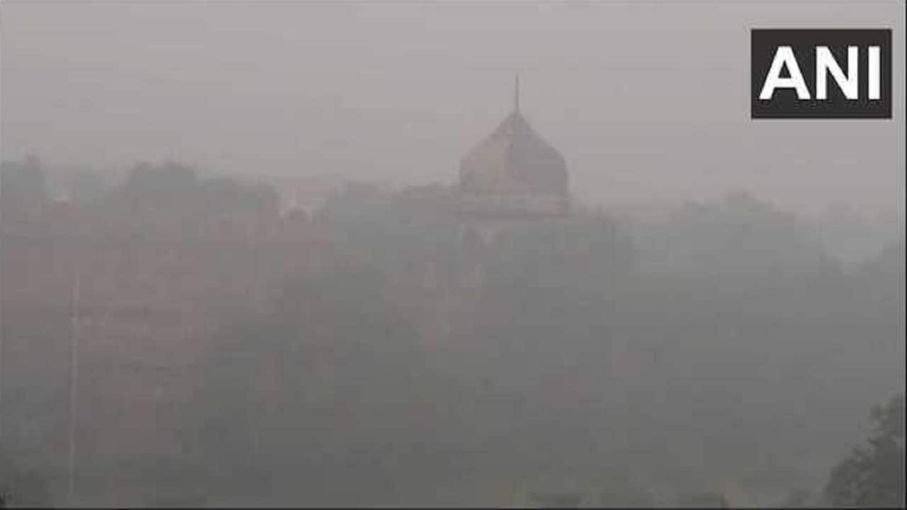 The air quality index in Delhi NCR deteriorated from 415 at 4 pm on November 4 to 460 at 7 am on November 5. (Image: ANI)