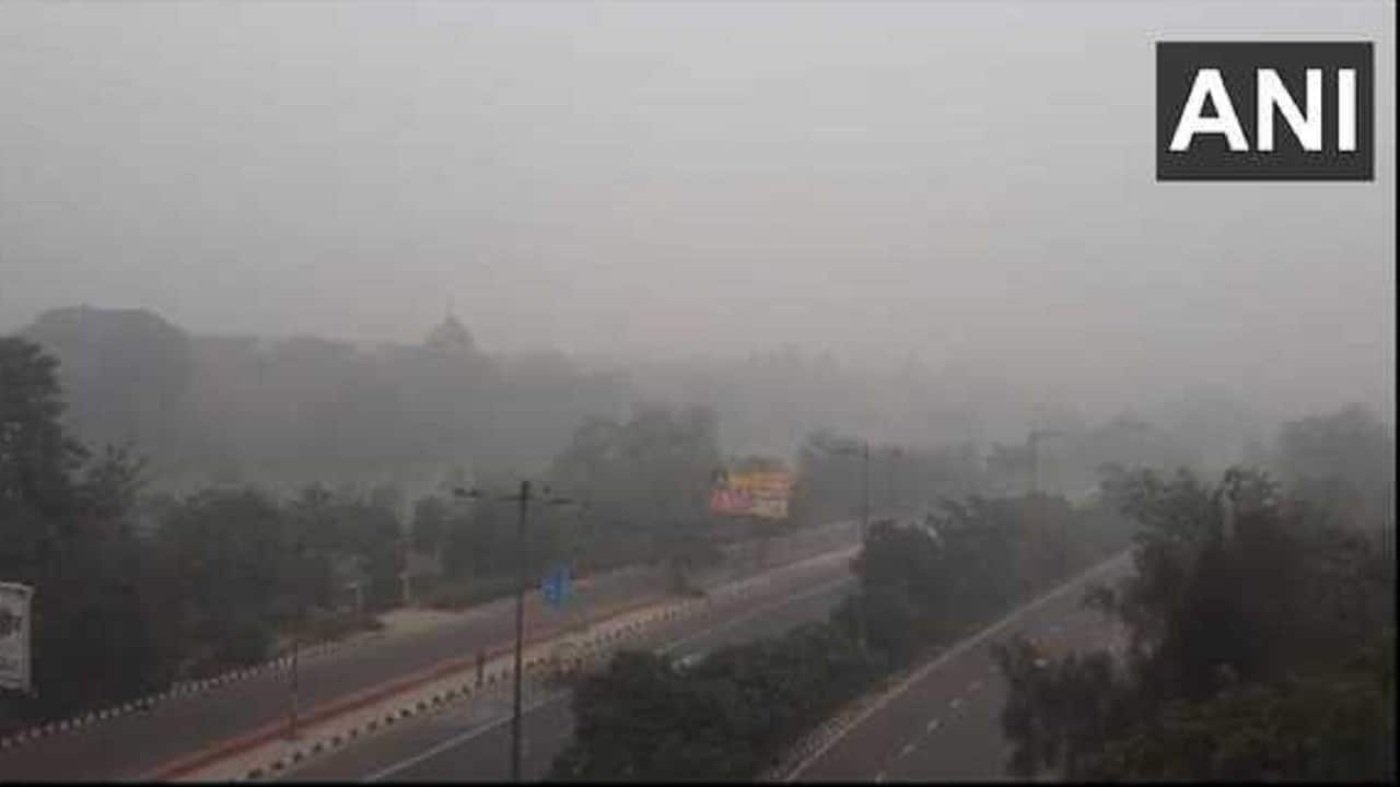 As per Central Pollution Control Board, the National capital's air quality index increased by over 200 points between October 27 and November 3, culminating in a descent into the 'severe plus' category (above 450) on November 3. (Image: ANI)