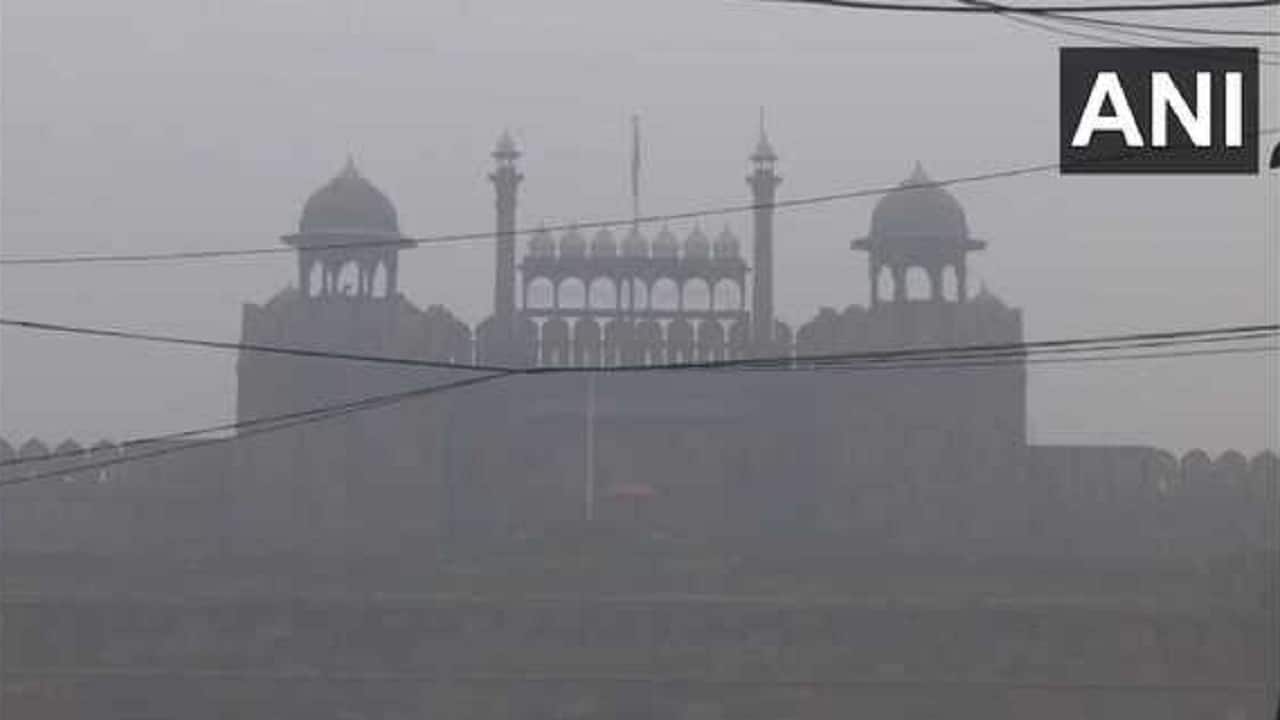 A toxic haze lingered over Delhi for the sixth consecutive day on Sunday as pollution levels once again reached the severe plus category. (Image: ANI)