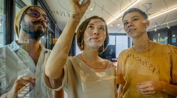 As AI takes over operational decisions, the value of strategic leadership increases. Leaders must see beyond the horizon, envisioning futures that AI cannot predict. (Photo by Ketut Subiyanto via Pexels)