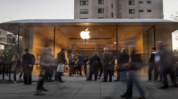 Apple has initiated discussions in recent weeks with major news and publishing organizations, aiming to secure permission to utilize their content in the development of generative artificial intelligence systems, as reported by the New York Times on Friday.