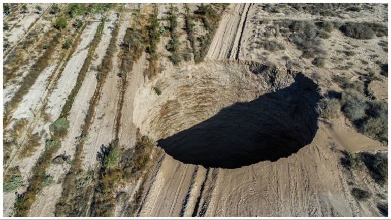 7-foot deep sinkhole opens up in the middle of Bengaluru road - Vimarsana News