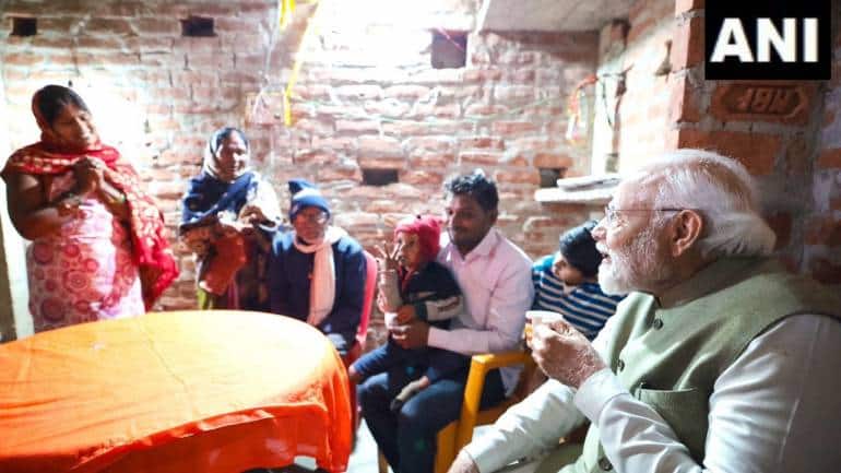 PM Modi pays surprise visit, drinks tea at an Ujjwala benefeciary's house in Ayodhya: Take a look - Vimarsana News