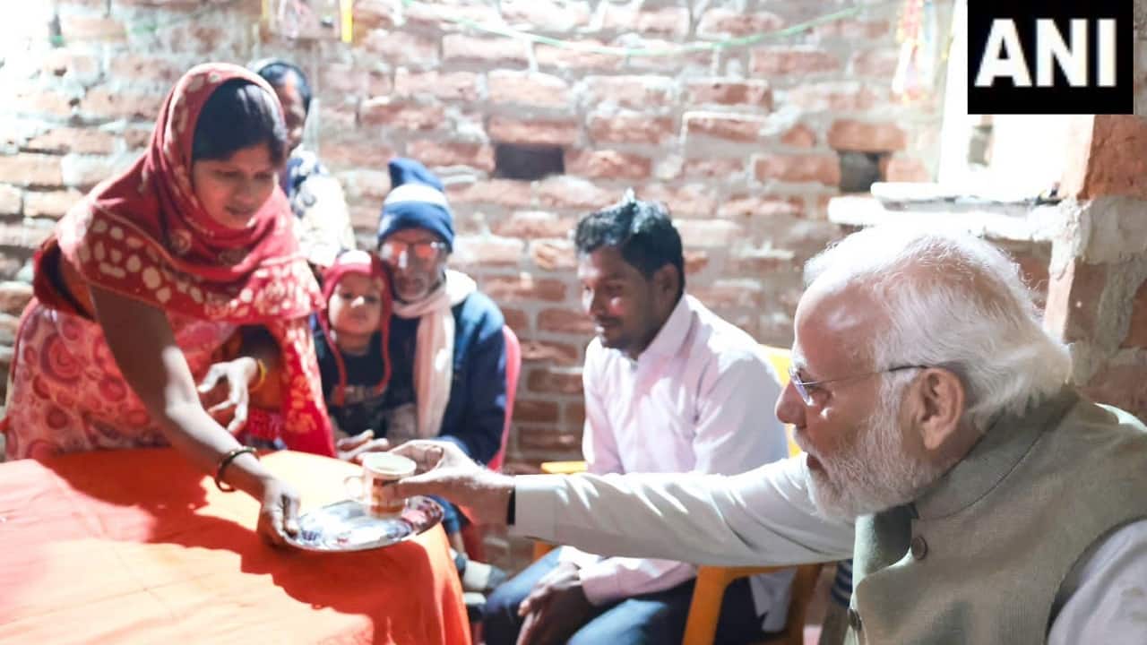 Prime Minister Narendra Modi, during his visit to Ayodhya to unveil Rs 15,700 crore projects, paid a surprise visit to Meera's house, an Ujjwala beneficiary, in Lata Mangeshkar chowk and drank tea made by her. (Image: ANI)