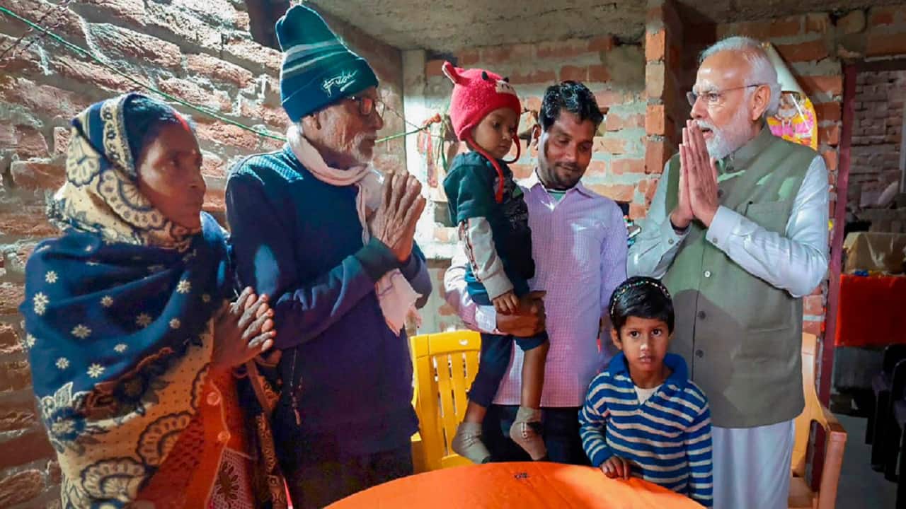 PM Modi pays surprise visit, drinks tea at an Ujjwala benefeciary's house  in Ayodhya: Take a look