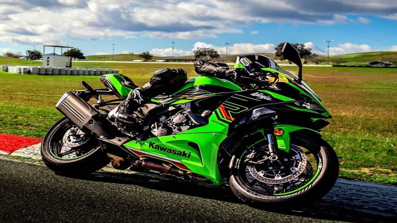 Download wallpaper: Kawasaki Ninja ZX 6R in motion 2560x1440