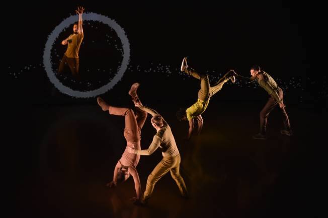 Stage performance. (Photo: Benoîte Fanton)