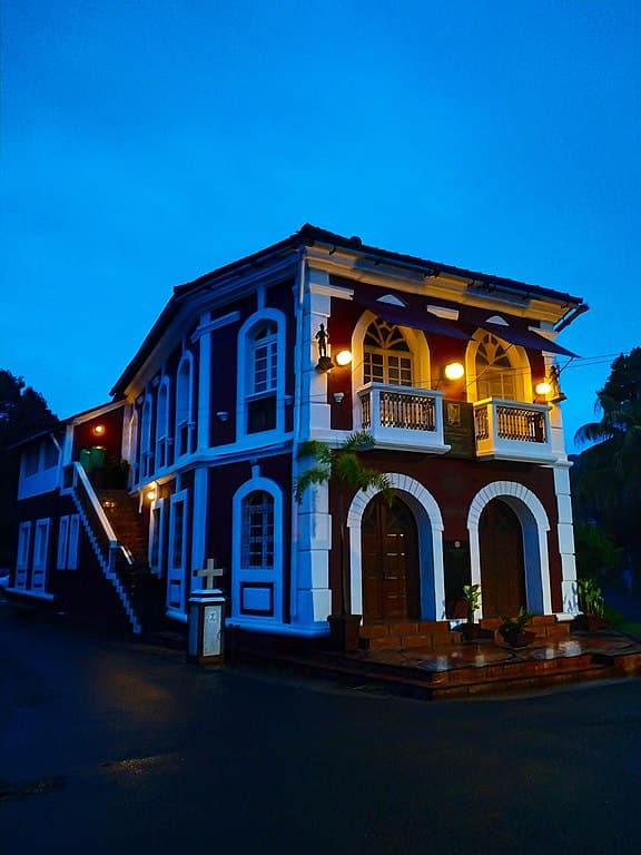 Panjim Inn in Fontainhas, Goa. (Photo by John Paul Jose via Wikimedia Commons 4.0)
