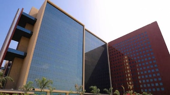 The entire SDB megastructure comprises of nine 15-storey towers, which house a total of around 4,700 offices. The bourse's size is also larger than the Israel Diamond Exchange, which is spread across an area of 80,000 square metres and houses over 1,000 offices.