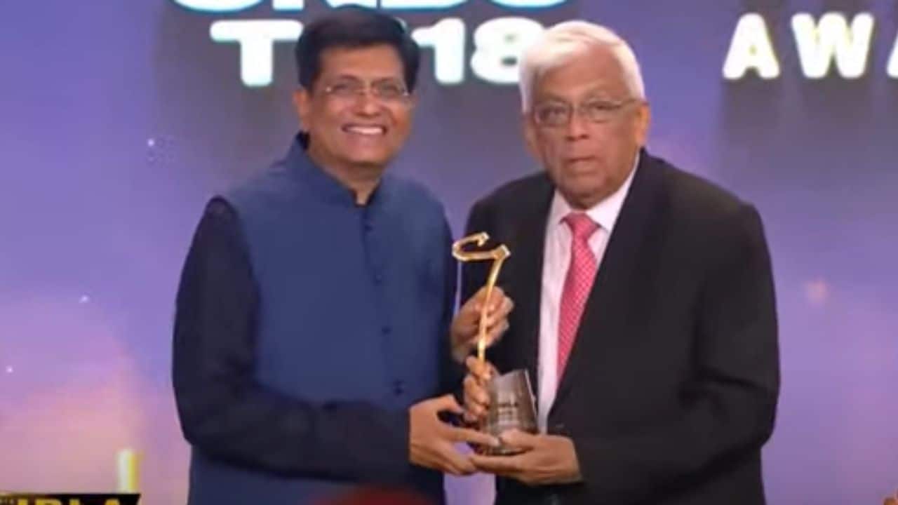 Former HDFC chairman Deepak Parekh was awarded the Hall of Fame by IBLA 2023. Parekh guided HDFC to empowered over nine million Indians to own homes, growing its loan portfolio to a remarkable ₹7.24 lakh crore. (Image: CNBCTV18/Twitter)
