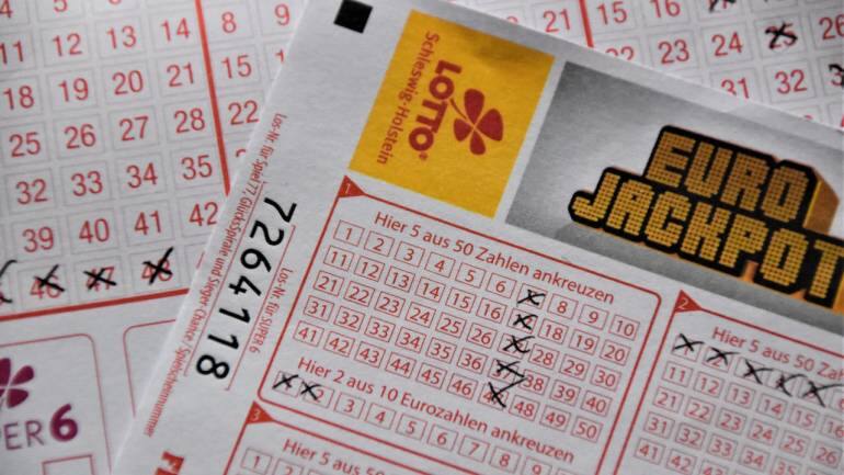 Man sues lottery firm after being told his Rs 2,800 crore win was a mistake - Vimarsana News