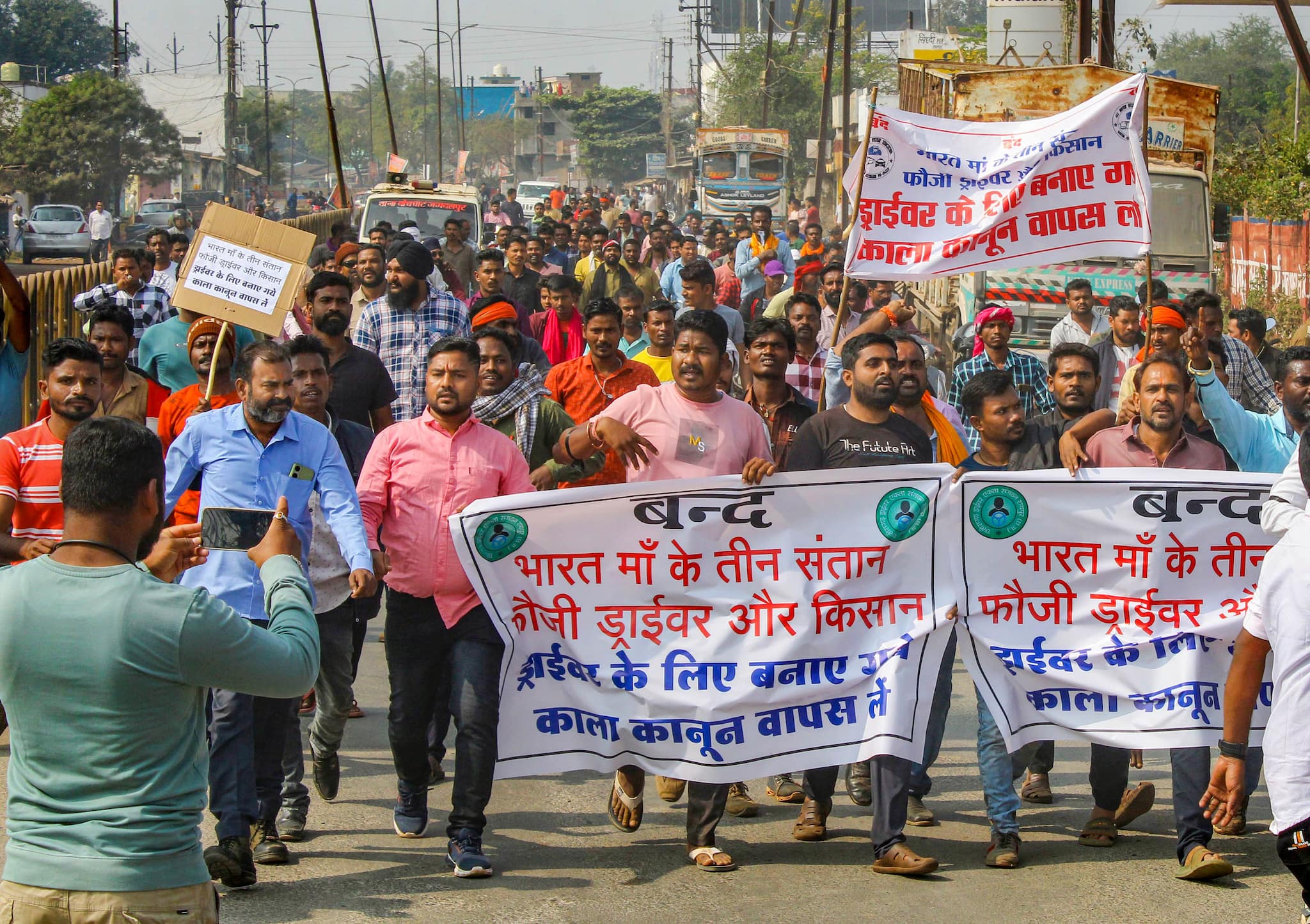 long-queues-at-hyderabad-petrol-pumps-as-truck-drivers-protest-hydnow