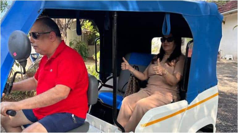 Breach Candy Hospital CEO drives autorickshaw. Anand Mahindra reacts - Vimarsana News