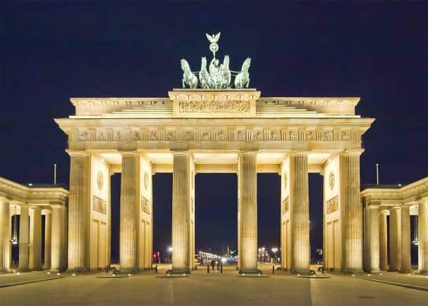Brandenburg Gate at night, Berlin. (Photo: Wikimedia Commons)