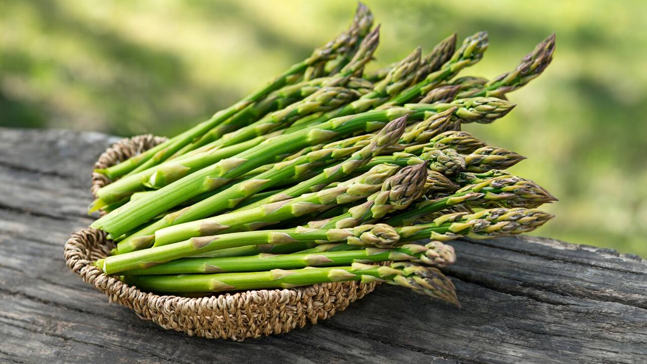 How to beat stress, boost fertility, balance hormones? Include asparagus in your daily diet
