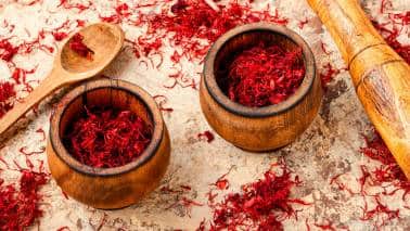 What is plaguing Kashmir’s saffron industry?