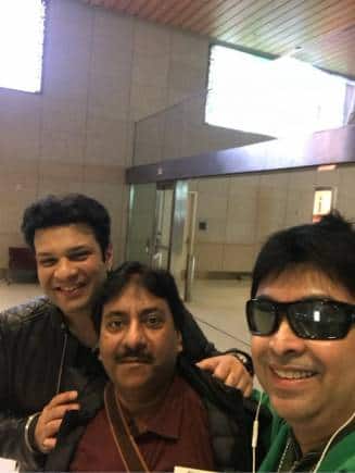 The late Ustad Rashid Khan (centre) with Amaan Ali Bangash (left) and Jeet Gannguli.