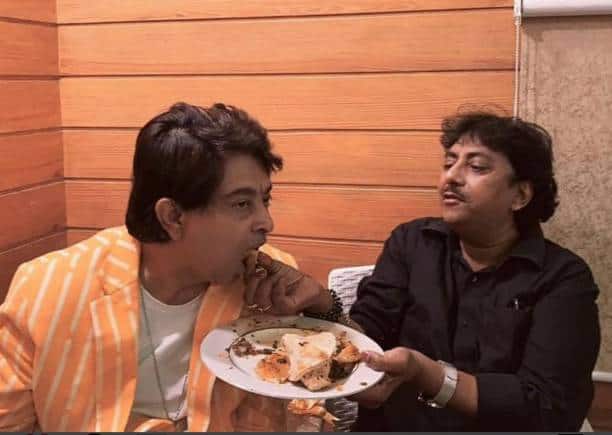 The late Ustad Rashid Khan feeding composer Jeet Gannguli. 