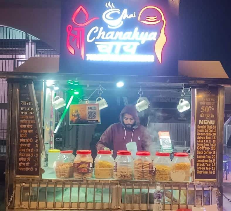 MC-Sanjeev Maurya making tea at his tea shop (2)