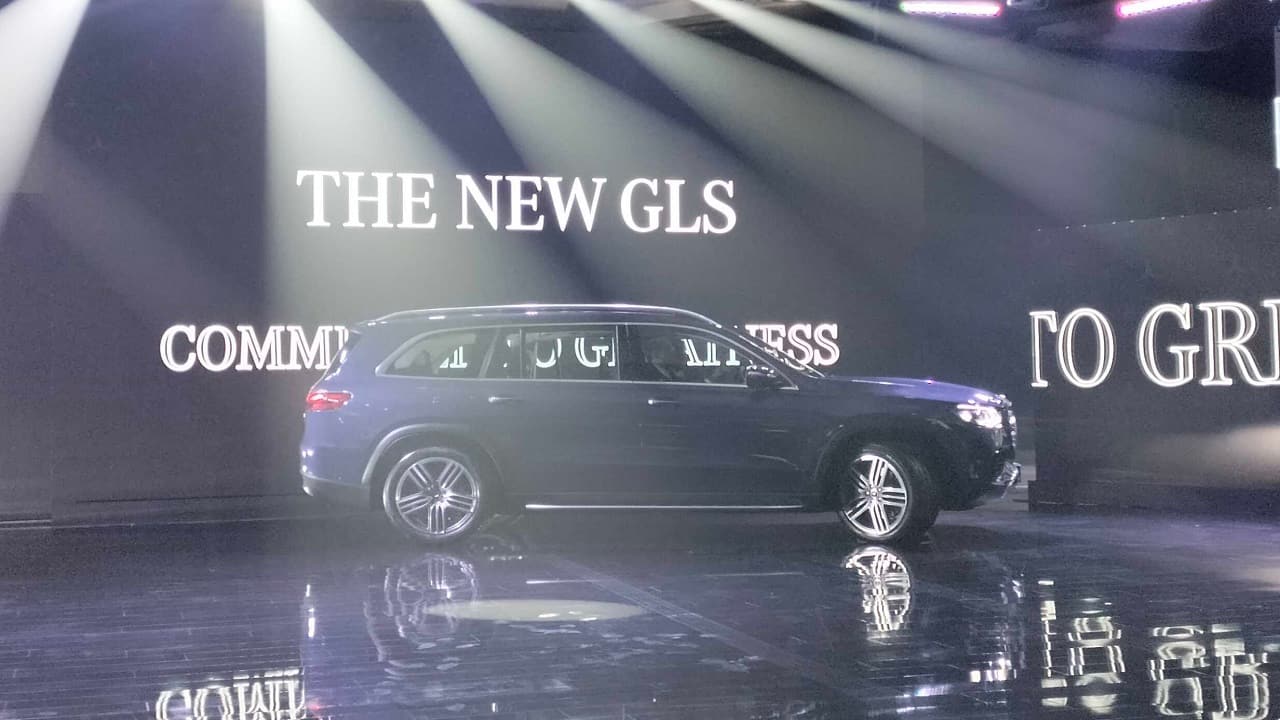 The standout feature is the updated front grille, now with four horizontal louvres finished in Silver Shadow, giving the SUV a bold and confident look. 