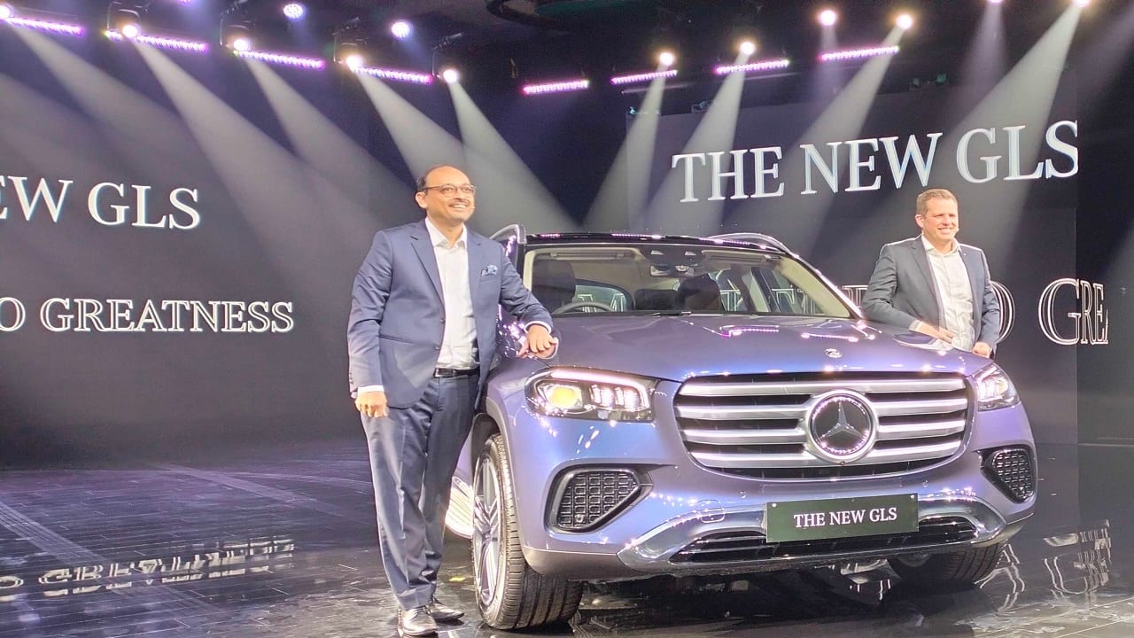 Mercedes-Benz India Managing Director & CEO Santosh Iyer (left) alongwith Lance Bennett, VP, Sales and Marketing. Iyer said, the company recorded its best-ever year in its history in India with sales of 17,408 units, a growth of 10 per cent.