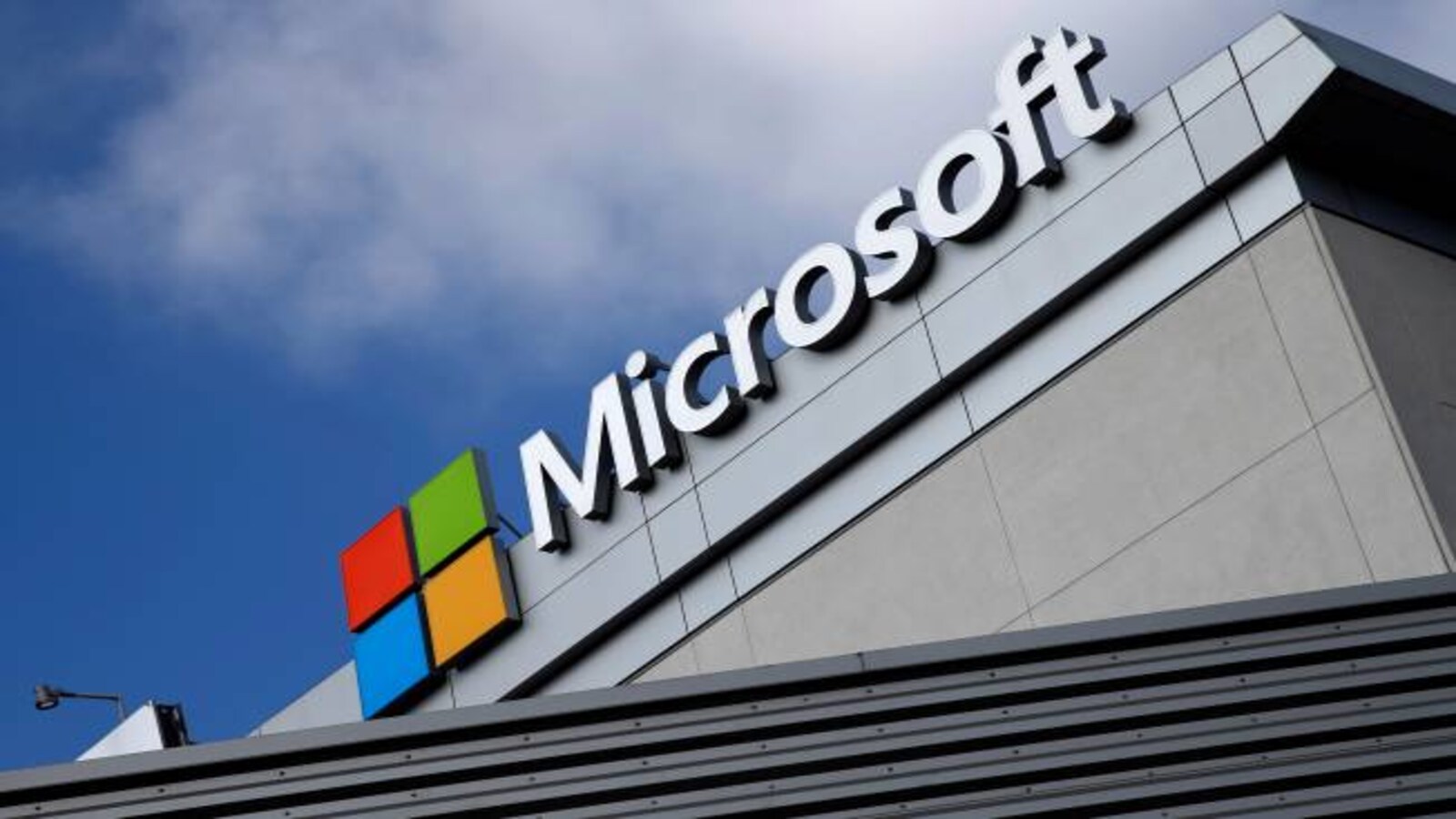 Microsoft briefly overtakes Apple as world's most valuable company