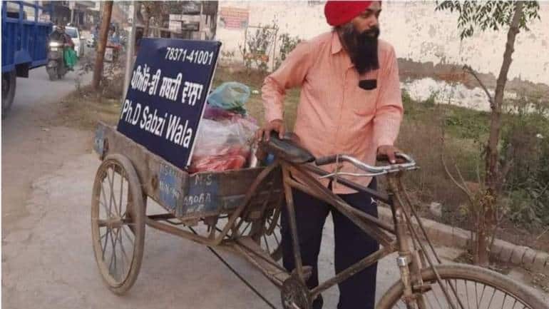 'PhD Sabzi Wala': This vegetable vendor has 5 degrees, was a professor at Punjab University - Vimarsana News