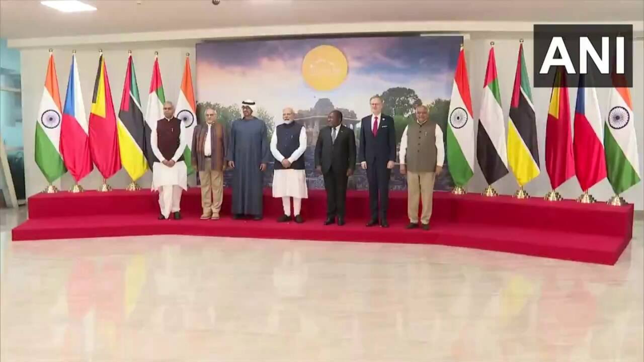 Prime Minister Narendra Modi, UAE President Mohamed bin Zayed Al Nahyan, Prime Minister of the Czech Republic Petr Fiala, Mozambique President Filipe Jacinto Nyusi, President of Timor-Leste José Ramos-Horta, Gujarat CM Bhupendra Patel, Gujarat Governor Acharya Devvrat at the Vibrant Gujarat Global Summit 2024 in Gandhinagar
