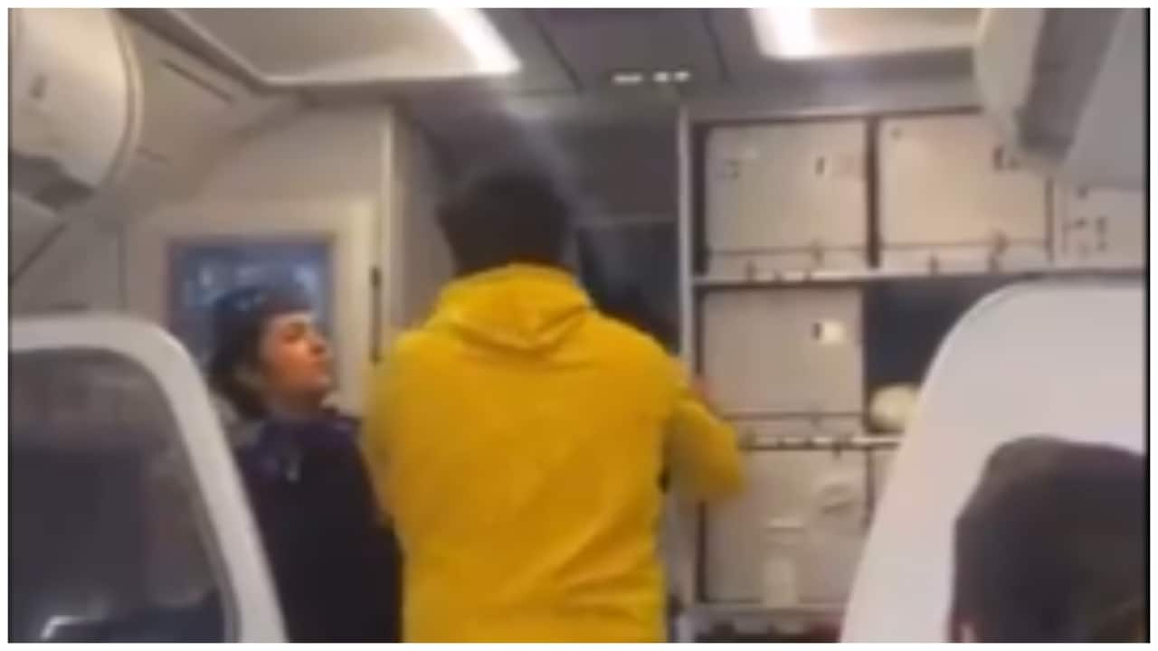 Huge commotion in Indigo flight! Fighting with the pilot who was announcing, the video went viral