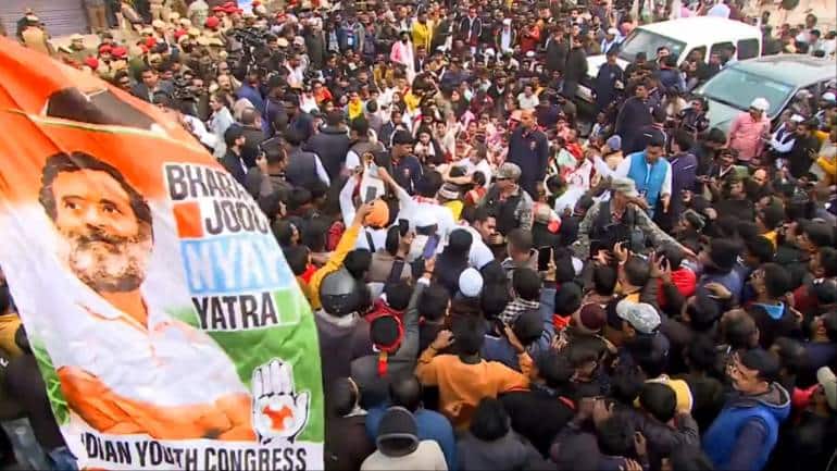 Glass of Rahul Gandhi's car breaks as Bharat Jodo Nyay Yatra enters Bengal - Vimarsana News