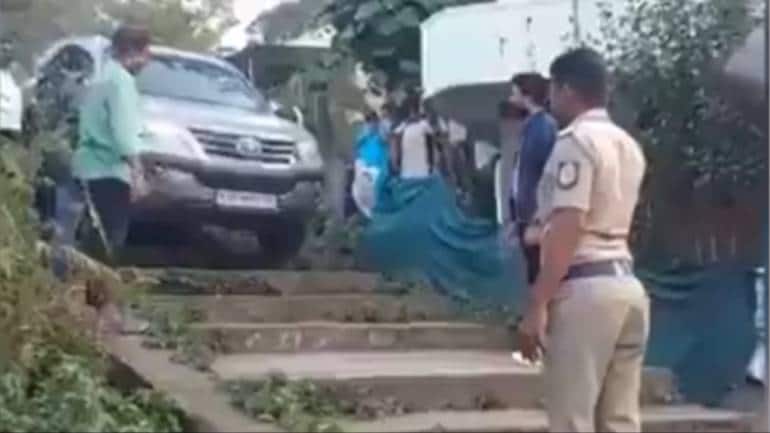 Google Maps misleads Tamil Nadu man who drives car up to a flight of stairs. Watch - Vimarsana News
