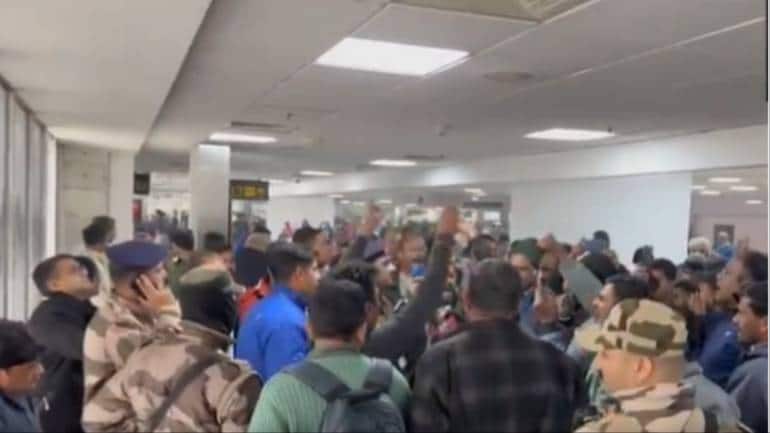 Chaos at Delhi airport as passengers of cancelled Indigo Delhi-Deoghar flight stage protest. Watch - Vimarsana News
